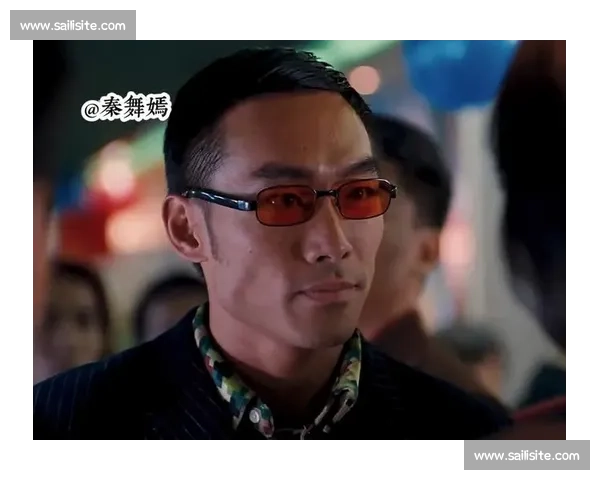 司徒浩南重出江湖！郑浩南香港街头再现经典造型，网友：青春回来了