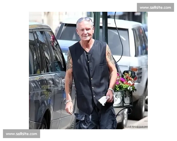 曼联名宿保罗 - 因斯醉驾揽胜撞隔离带:昔日铁血队长沦为酒驾反面教材